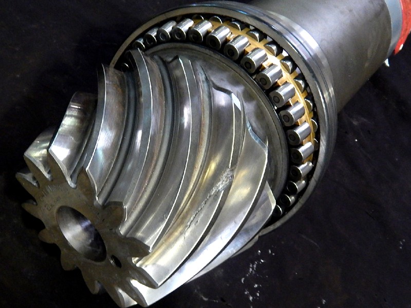 Detail of the 13 teeth hypoid gear, presenting a large longitudinal crack in the middle of one teeth.