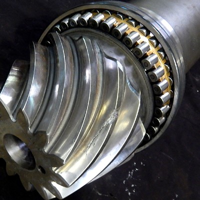 Detail of the 13 teeth hypoid gear, presenting a large longitudinal crack in the middle of one teeth.