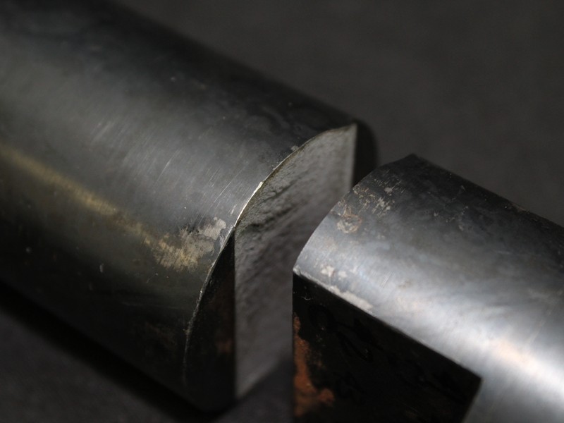 Detail of the flat fracture from the notch at the bottom of the recess. No plastic deformation.