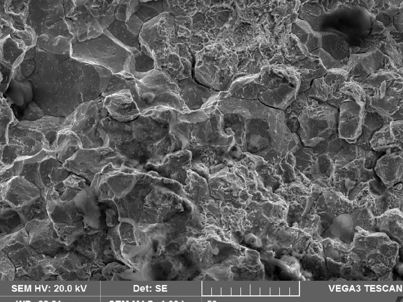 Fractographic image of the actual rod rupture, showing that the material fractured by an intergranular micromechanism, evidencing a tempered martensite embrittlement.
