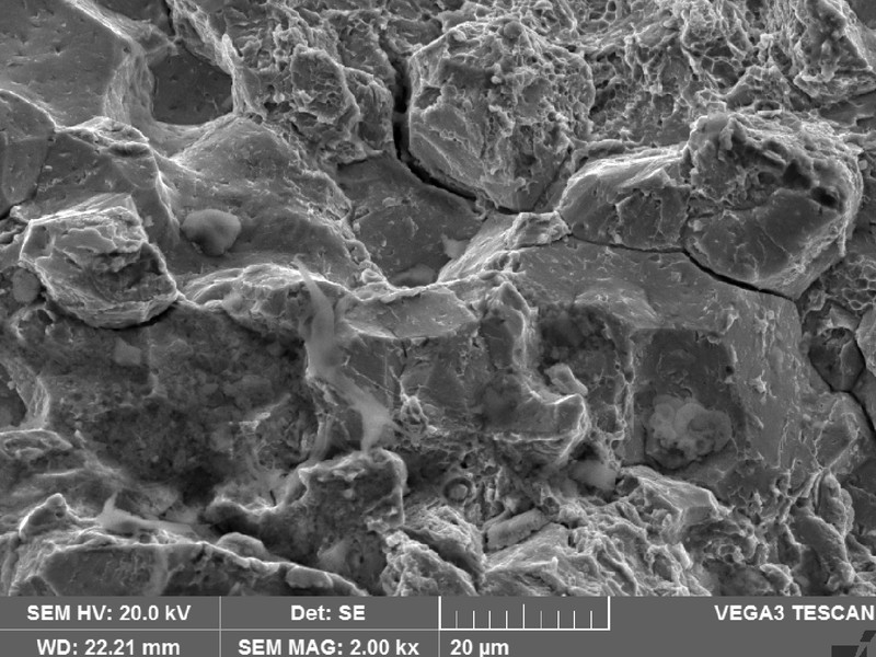 Fractographic detail of the intergranular micromechanism, evidencing a tempered martensite embrittlement.