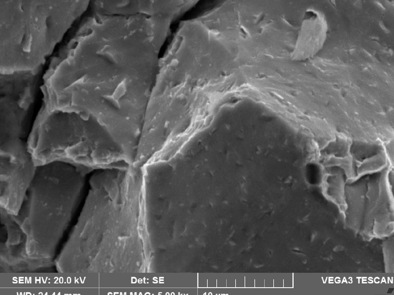 Fractographic detail of the intergranular micromechanism, evidencing a tempered martensite embrittlement.