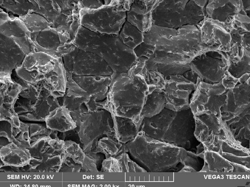Broken Charpy V testpiece fractography showing intergranular fracture micromechanism. It reveals the brittle material behavior when under critical conditions, like the one that was present in the service application (with a triaxial condition in the notch).