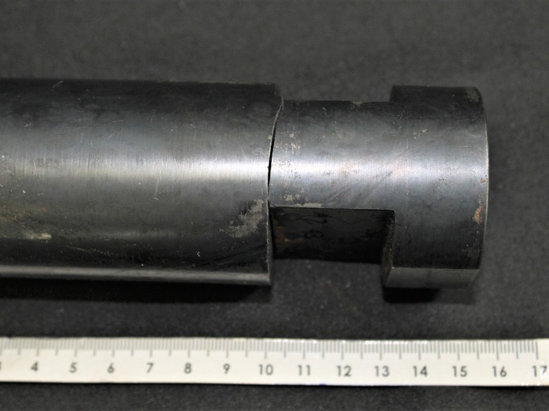 Tool fixture 5" long, nominal diameter 2", presenting a recess 1/2" deep from two sides.  The rupture occurred about 2" from the end of the rod.   Scale in milimeters.