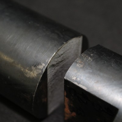 Detail of the flat fracture from the notch at the bottom of the recess. No plastic deformation.
