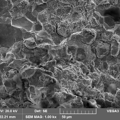 Fractographic image of the actual rod rupture, showing that the material fractured by an intergranular micromechanism, evidencing a tempered martensite embrittlement.