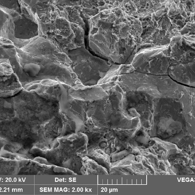 Fractographic detail of the intergranular micromechanism, evidencing a tempered martensite embrittlement.