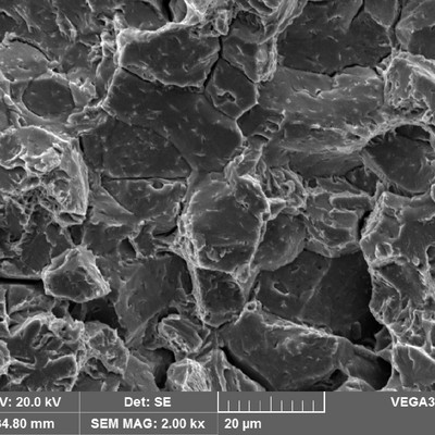 Broken Charpy V testpiece fractography showing intergranular fracture micromechanism.  It reveals the brittle material behavior when under critical conditions, like the one that was present in the service application (with a triaxial condition in the notch).