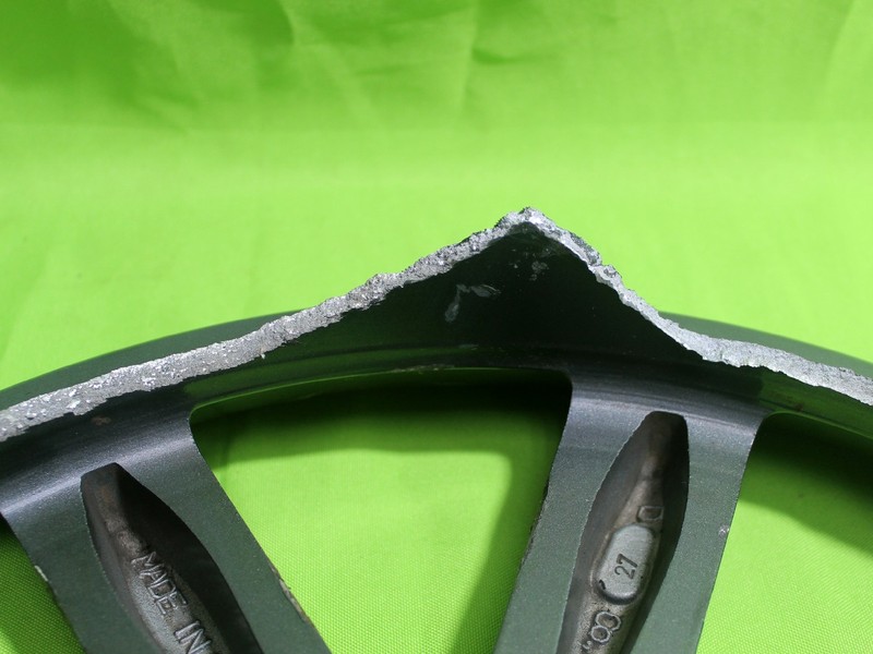 Detail of the fracture in the WHEEL 1,  changing direction of propagation.