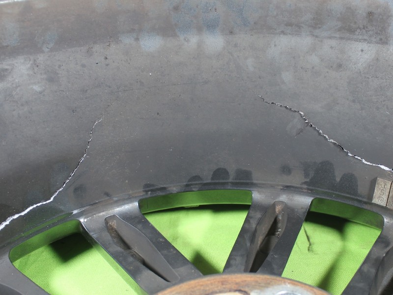 Detail of the crack in the WHEEL 2,  changing direction of propagation exactly like the other whel.