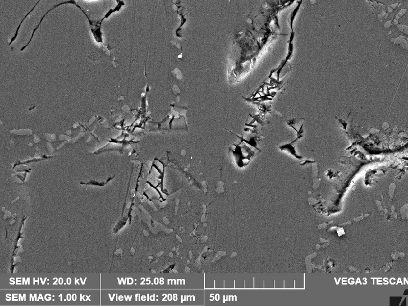 Detail of the micrography transverse to the fracture surface of the WHEEL 1, close to the void, that is a region of impurities. The iron rich particles are brittle and with several microcracks, that did not propagate during the impact.