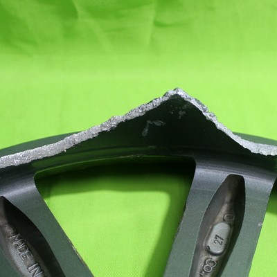 Detail of the fracture in the WHEEL 1,  changing direction of propagation.