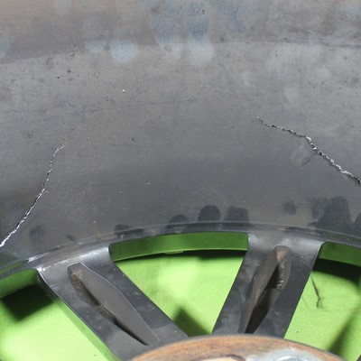 Detail of the crack in the WHEEL 2,  changing direction of propagation exactly like the other whel.