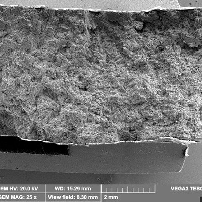 Low magnification view of the WHEEL 1 fracture surface. The thickness of the wheel in this position (flat and paralell to the wheel face) is about 2.5 mm.  The aspect of the fracture is similar all through the fracture perimeter, including the region where the fracture propagation changes the direction.