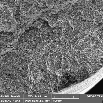 Low magnification view of the broken tensile specimen fracture surface. The same macroscopic aspect as the WHEEL 1 fracture surface.