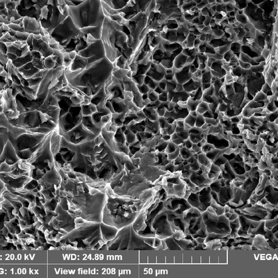 Detail of the broken tensile specimen fracture surface. Predominantly dimples.