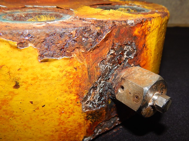 The location of the threaded fitting started leaking after less than five years in service.
Although the corrosion rate was not high, the localized material loss in the threaded surface of the carbon steel flange allowed the connection leakage.