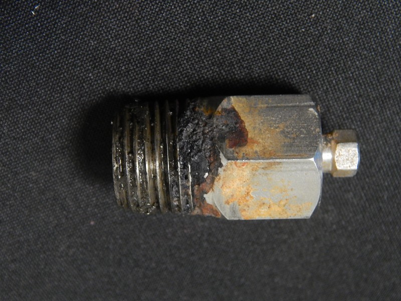 The austenitic stainless steel fitting was removed from the valve body and presented the sdhesion of oily deposits.