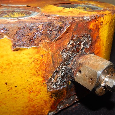 The location of the threaded fitting started leaking after less than five years in service.
Although the corrosion rate was not high, the localized material loss in the threaded surface of the carbon steel flange allowed the connection leakage.