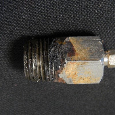 The austenitic stainless steel fitting was removed from the valve body and presented the sdhesion of oily deposits.